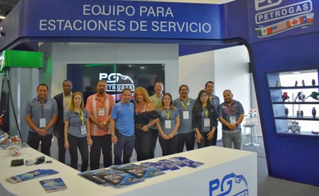 Les équipes Petrogas et Alma en Amérique Latine lors d'un salon professionnel.